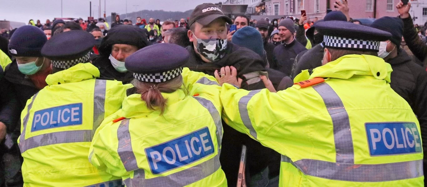 Συμπλοκές μεταξύ φορτηγατζήδων και αστυνομικών στο Ντόβερ - Χιλιάδες οδηγοί «αποκλεισμένοι» στην Αγγλία (βίντεο)